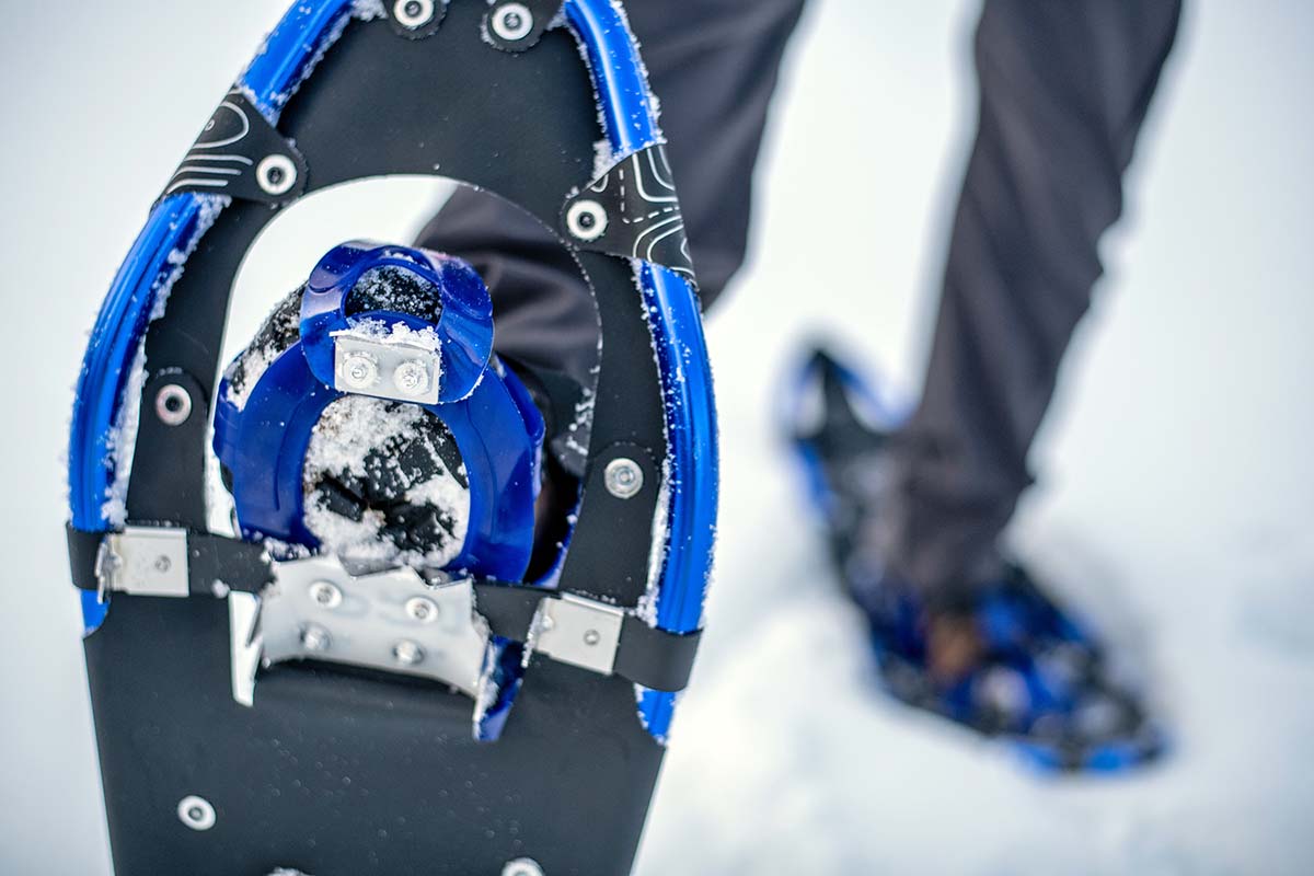 Crescent Moon Gold snowshoe (crampon traction)2